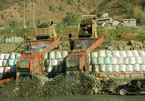 振動選金溜槽工作現場