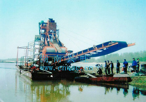 挖鐵砂船現場作業