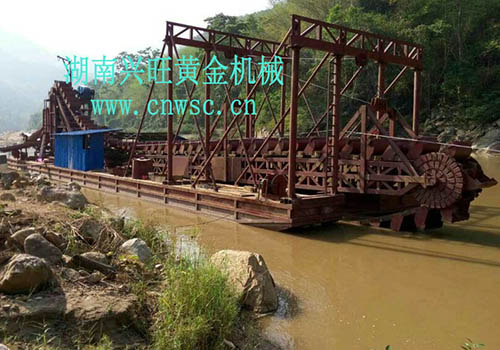 非洲 采金船 作業中