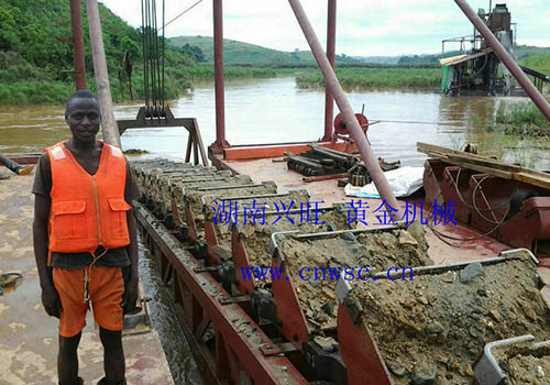 剛果采金船 作業中